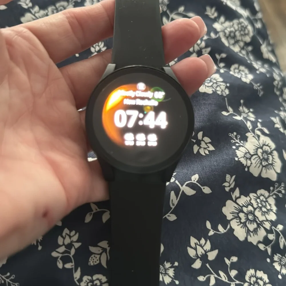 Samsung smart watch 4 -40 mm in excellent cond. Black band and extra metal band